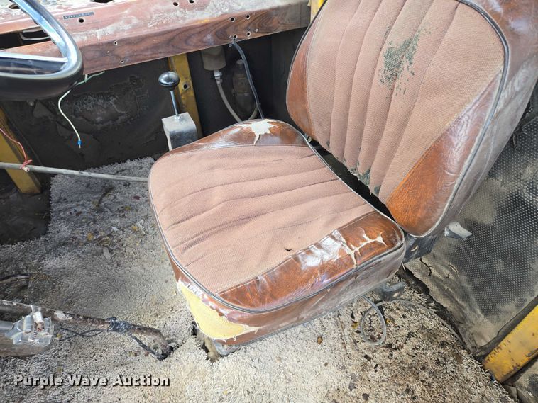 image for item EM7368 Ag-Chem 1253 spreader