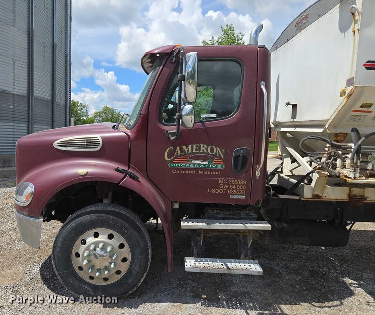 image for item EM7428 2005 Freightliner Business Class M2 fertilizer delivery truck