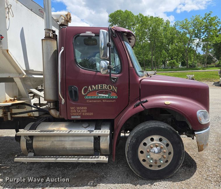 image for item EM7428 2005 Freightliner Business Class M2 fertilizer delivery truck