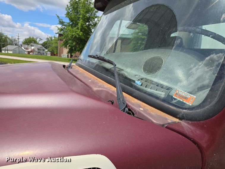 image for item EM7428 2005 Freightliner Business Class M2 fertilizer delivery truck