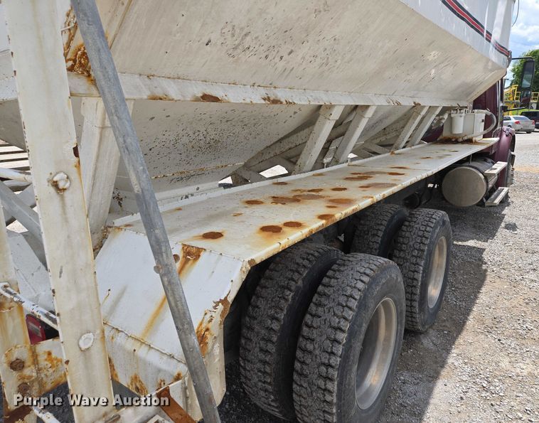 image for item EM7428 2005 Freightliner Business Class M2 fertilizer delivery truck