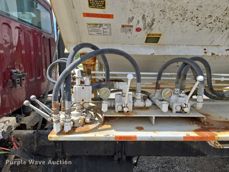 image for item EM7428 2005 Freightliner Business Class M2 fertilizer delivery truck