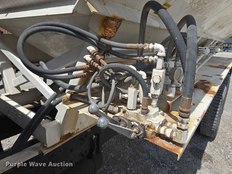 image for item EM7428 2005 Freightliner Business Class M2 fertilizer delivery truck