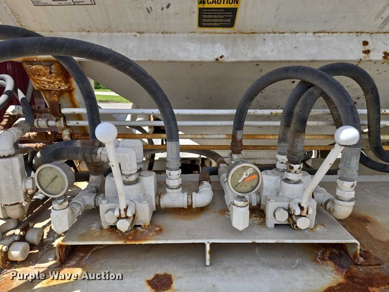 image for item EM7428 2005 Freightliner Business Class M2 fertilizer delivery truck