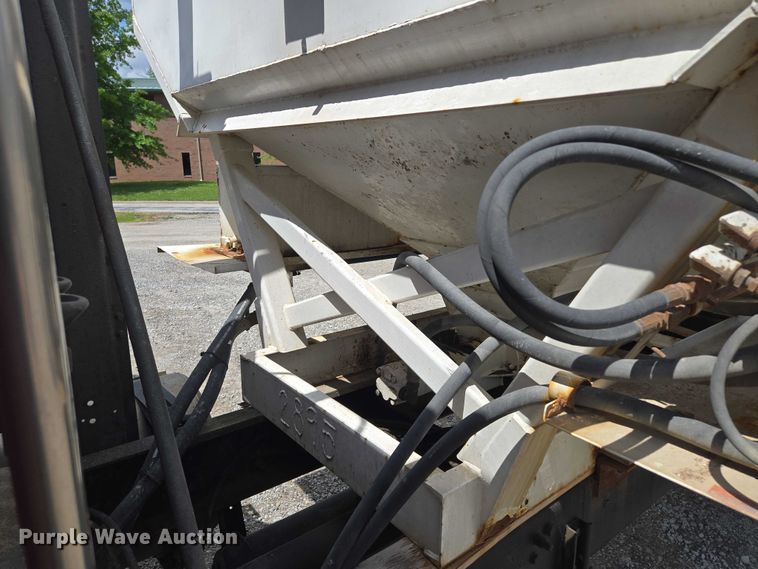 image for item EM7428 2005 Freightliner Business Class M2 fertilizer delivery truck