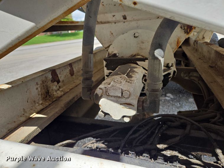 image for item EM7428 2005 Freightliner Business Class M2 fertilizer delivery truck