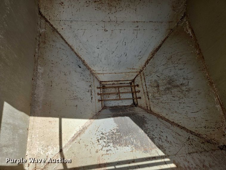 image for item EM7428 2005 Freightliner Business Class M2 fertilizer delivery truck