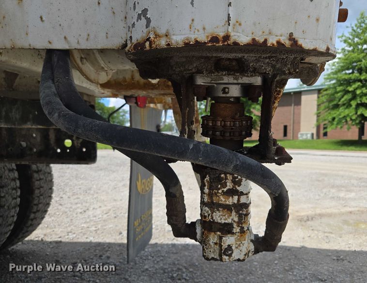 image for item EM7428 2005 Freightliner Business Class M2 fertilizer delivery truck