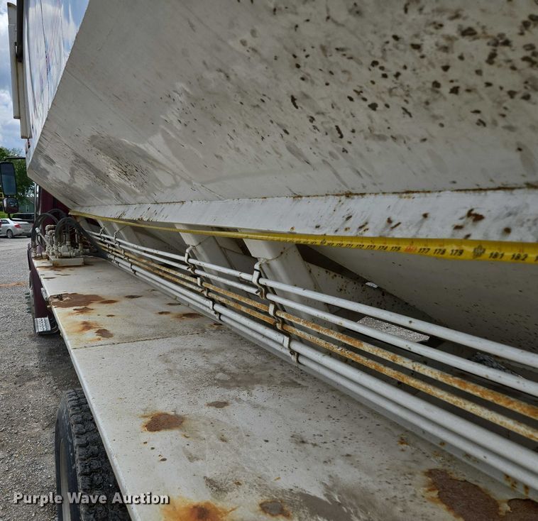 image for item EM7428 2005 Freightliner Business Class M2 fertilizer delivery truck