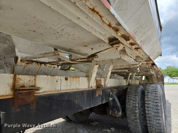 image for item EM7428 2005 Freightliner Business Class M2 fertilizer delivery truck