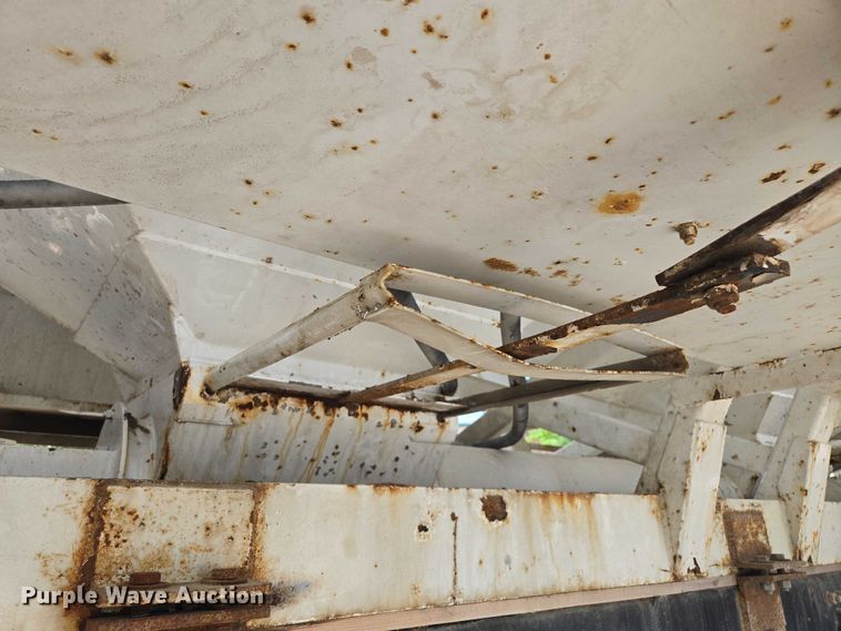 image for item EM7428 2005 Freightliner Business Class M2 fertilizer delivery truck