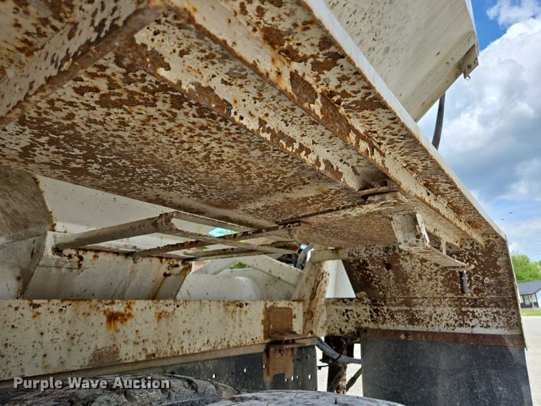 image for item EM7428 2005 Freightliner Business Class M2 fertilizer delivery truck