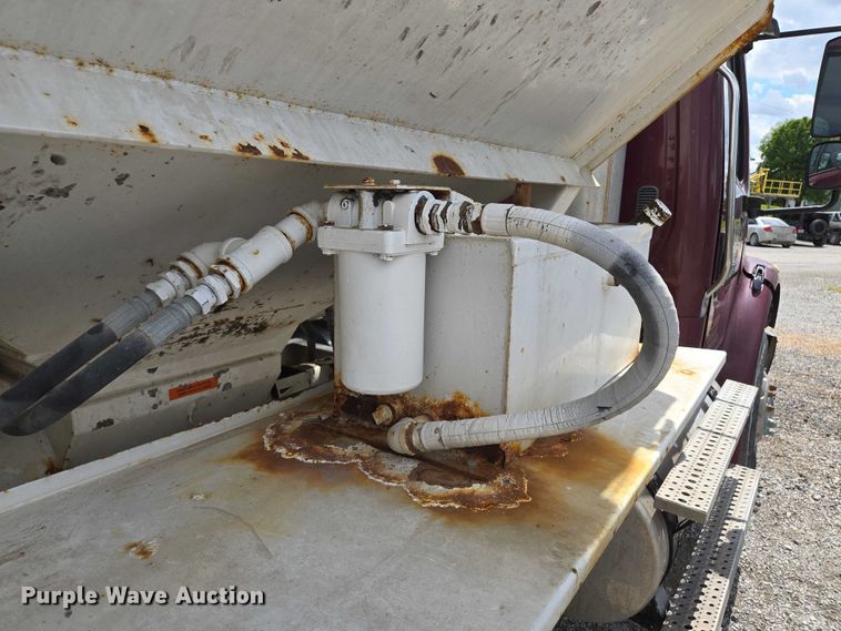 image for item EM7428 2005 Freightliner Business Class M2 fertilizer delivery truck