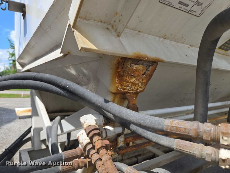 image for item EM7428 2005 Freightliner Business Class M2 fertilizer delivery truck