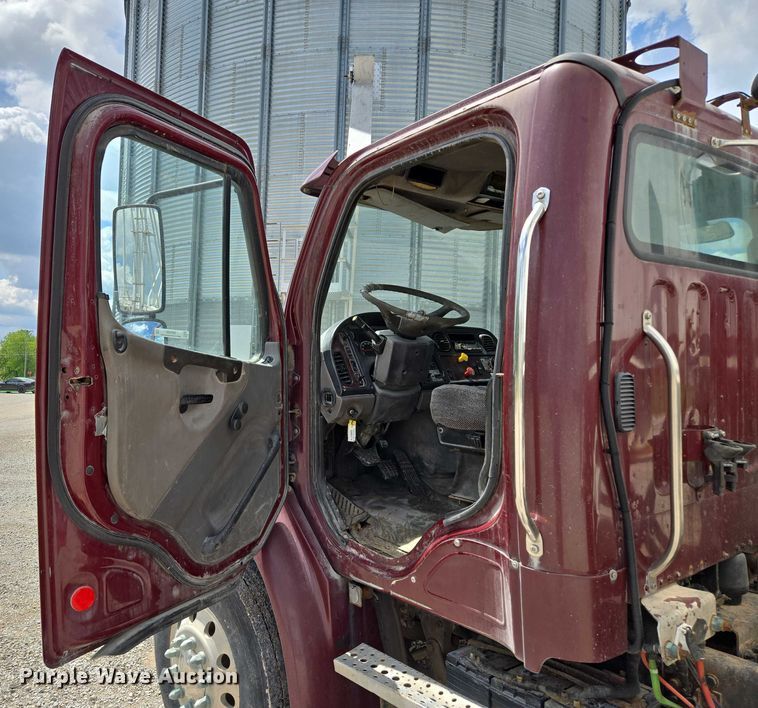 image for item EM7428 2005 Freightliner Business Class M2 fertilizer delivery truck