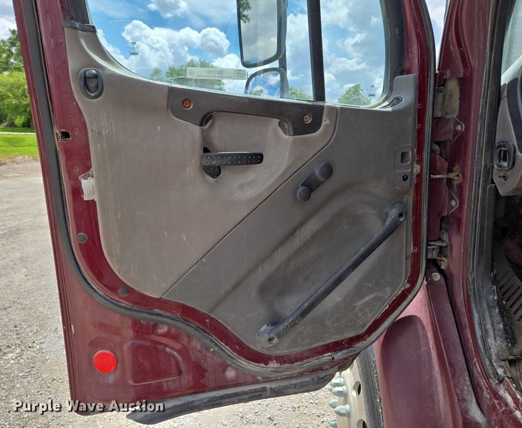 image for item EM7428 2005 Freightliner Business Class M2 fertilizer delivery truck