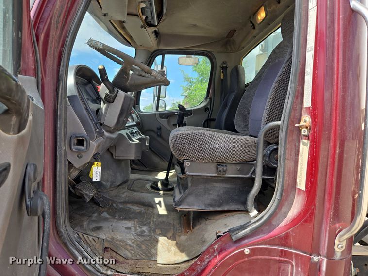 image for item EM7428 2005 Freightliner Business Class M2 fertilizer delivery truck
