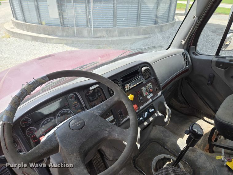 image for item EM7428 2005 Freightliner Business Class M2 fertilizer delivery truck