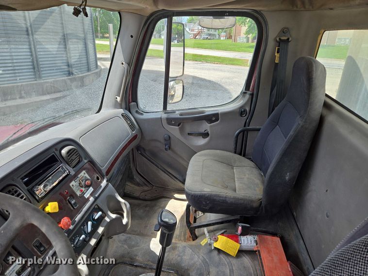 image for item EM7428 2005 Freightliner Business Class M2 fertilizer delivery truck