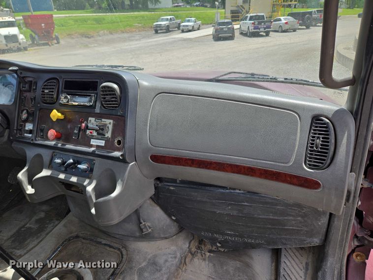 image for item EM7428 2005 Freightliner Business Class M2 fertilizer delivery truck