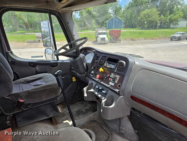 image for item EM7428 2005 Freightliner Business Class M2 fertilizer delivery truck