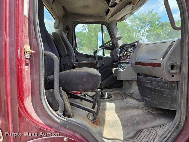 image for item EM7428 2005 Freightliner Business Class M2 fertilizer delivery truck