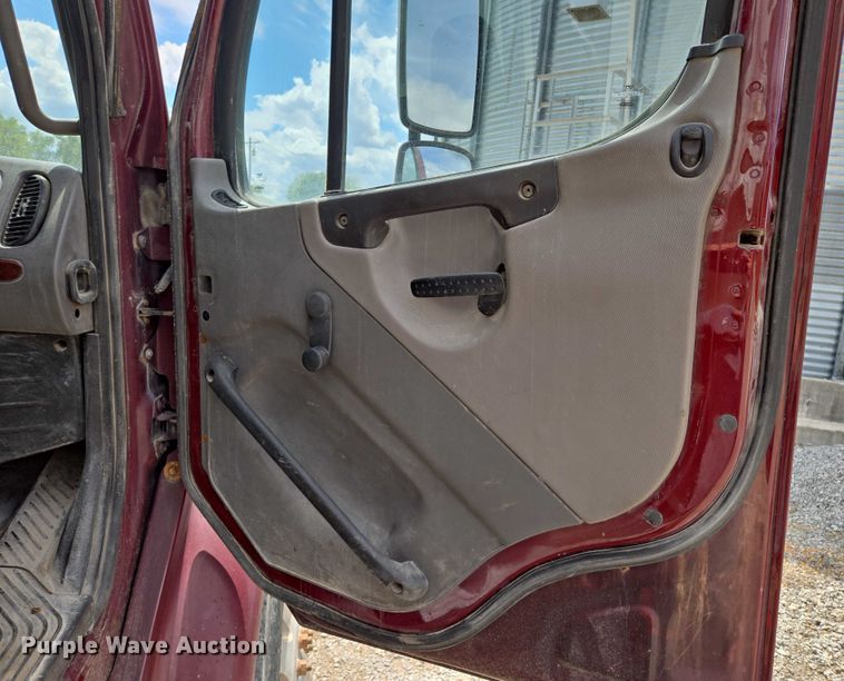 image for item EM7428 2005 Freightliner Business Class M2 fertilizer delivery truck