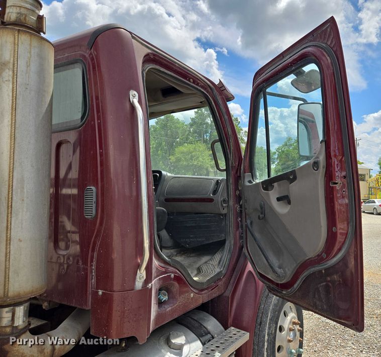 image for item EM7428 2005 Freightliner Business Class M2 fertilizer delivery truck