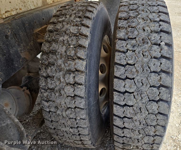 image for item EM7428 2005 Freightliner Business Class M2 fertilizer delivery truck