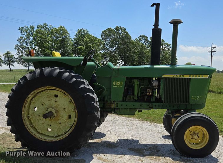 image for item EN3760 1972 John Deere 4320 tractor