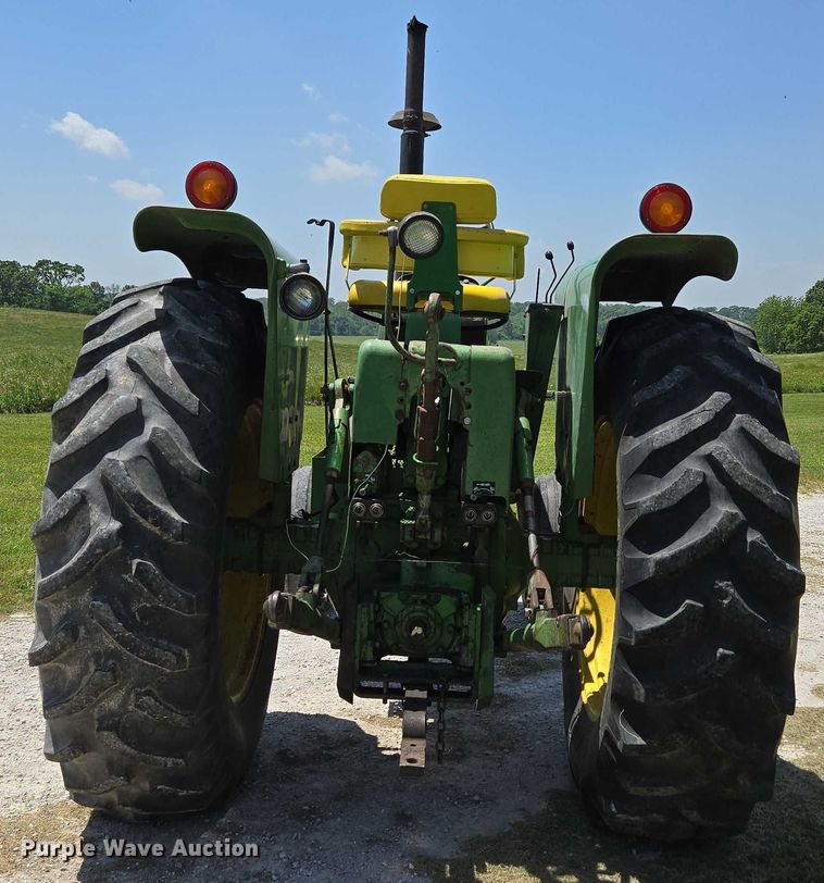 image for item EN3760 1972 John Deere 4320 tractor