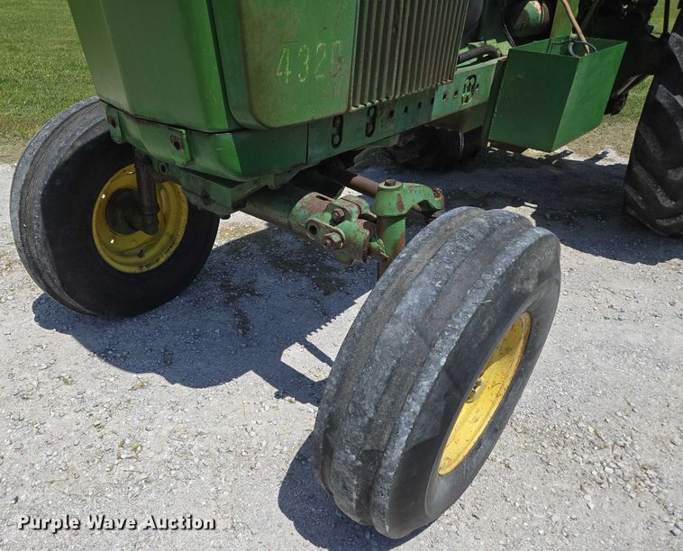 image for item EN3760 1972 John Deere 4320 tractor