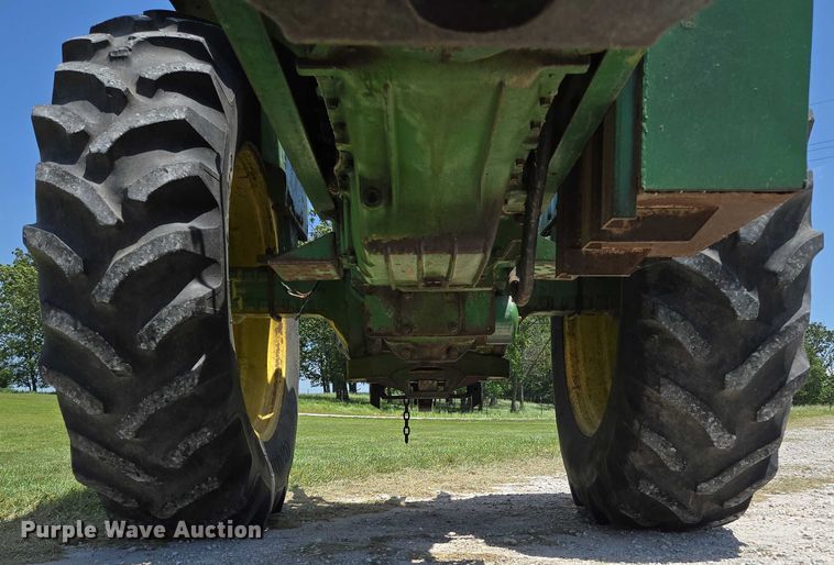 image for item EN3760 1972 John Deere 4320 tractor