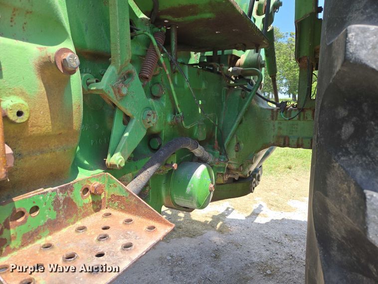 image for item EN3760 1972 John Deere 4320 tractor