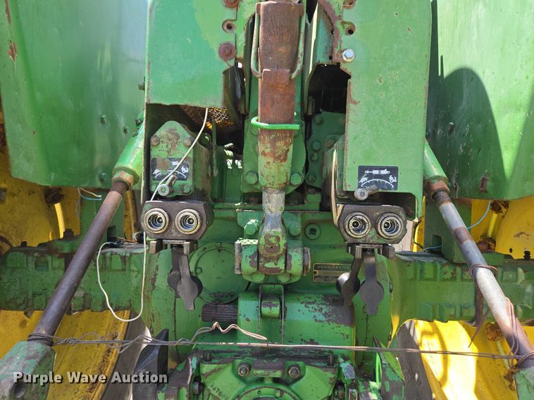 image for item EN3760 1972 John Deere 4320 tractor
