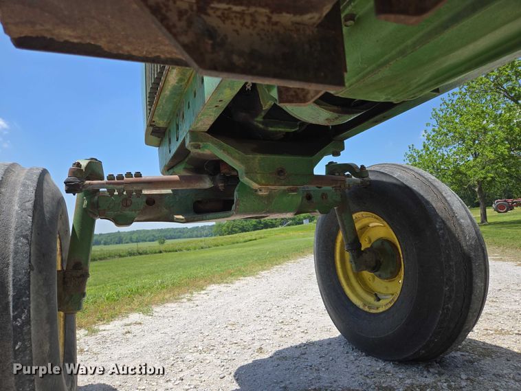 image for item EN3760 1972 John Deere 4320 tractor