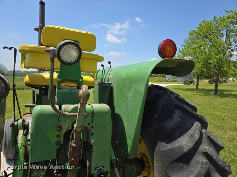 image for item EN3760 1972 John Deere 4320 tractor