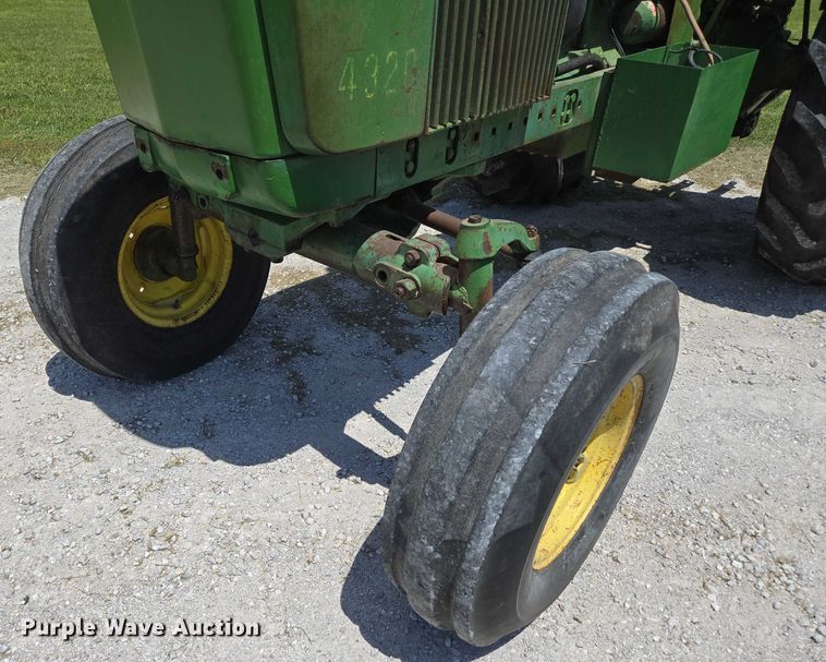 image for item EN3760 1972 John Deere 4320 tractor