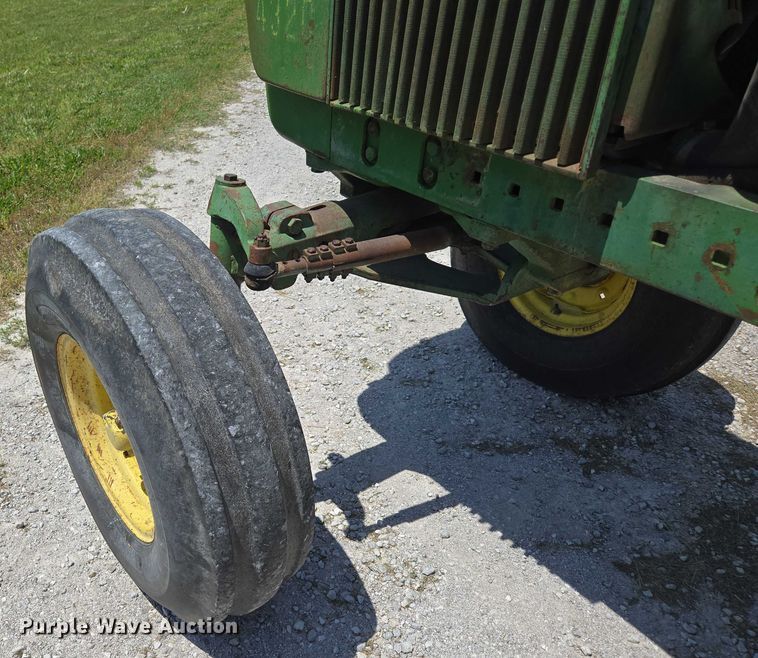 image for item EN3760 1972 John Deere 4320 tractor