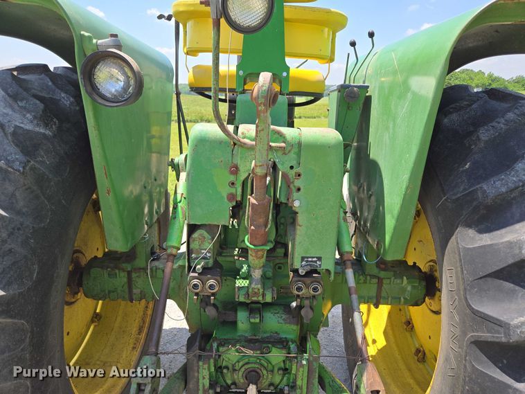 image for item EN3760 1972 John Deere 4320 tractor