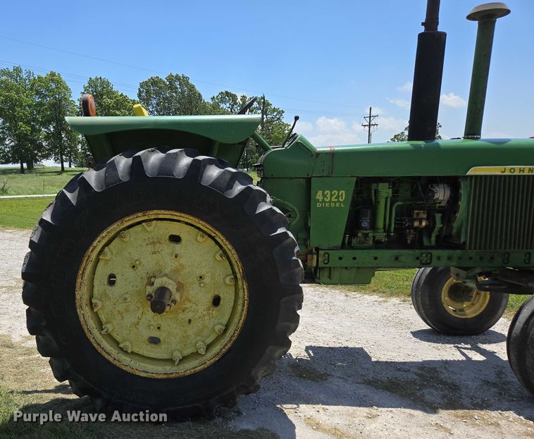 image for item EN3760 1972 John Deere 4320 tractor
