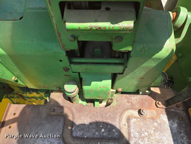image for item EN3760 1972 John Deere 4320 tractor