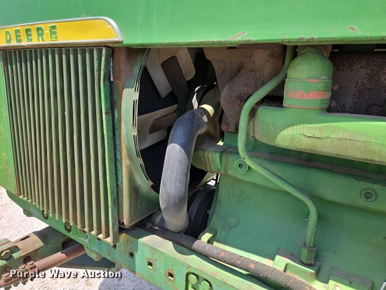 image for item EN3760 1972 John Deere 4320 tractor
