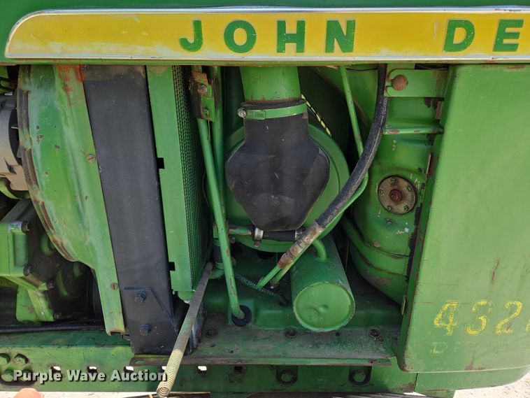 image for item EN3760 1972 John Deere 4320 tractor