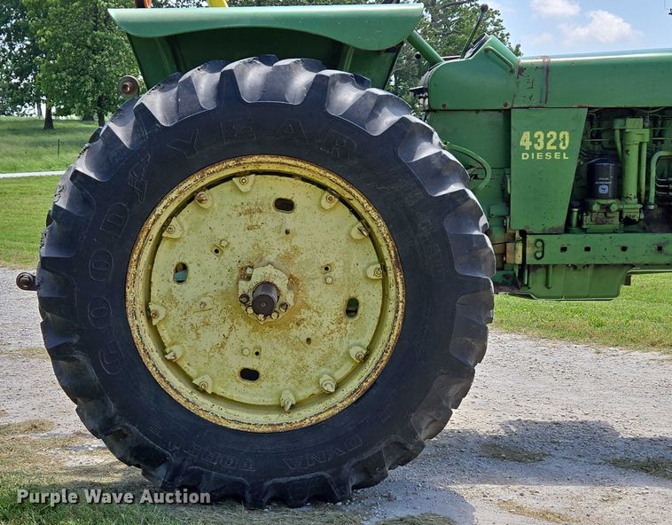 image for item EN3760 1972 John Deere 4320 tractor
