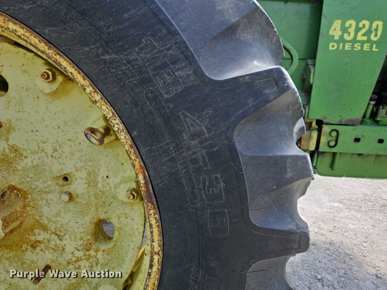 image for item EN3760 1972 John Deere 4320 tractor