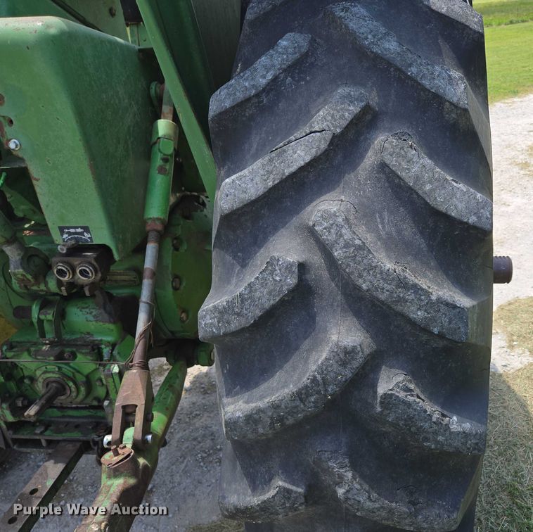 image for item EN3760 1972 John Deere 4320 tractor