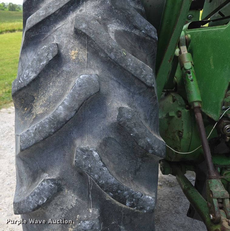 image for item EN3760 1972 John Deere 4320 tractor