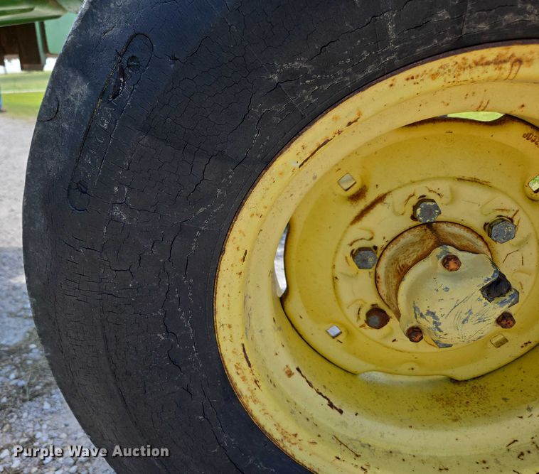 image for item EN3760 1972 John Deere 4320 tractor