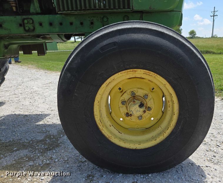 image for item EN3760 1972 John Deere 4320 tractor